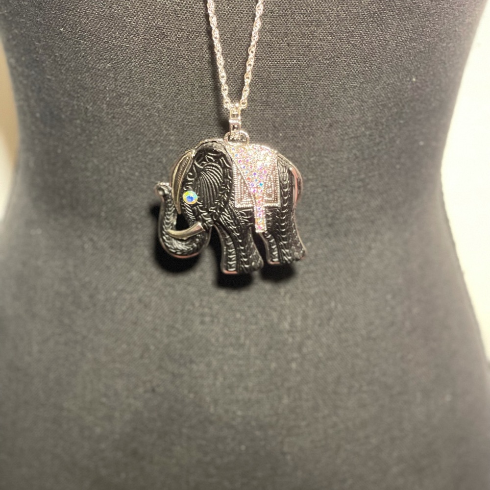 Beautiful Elephant Pendant & Chain